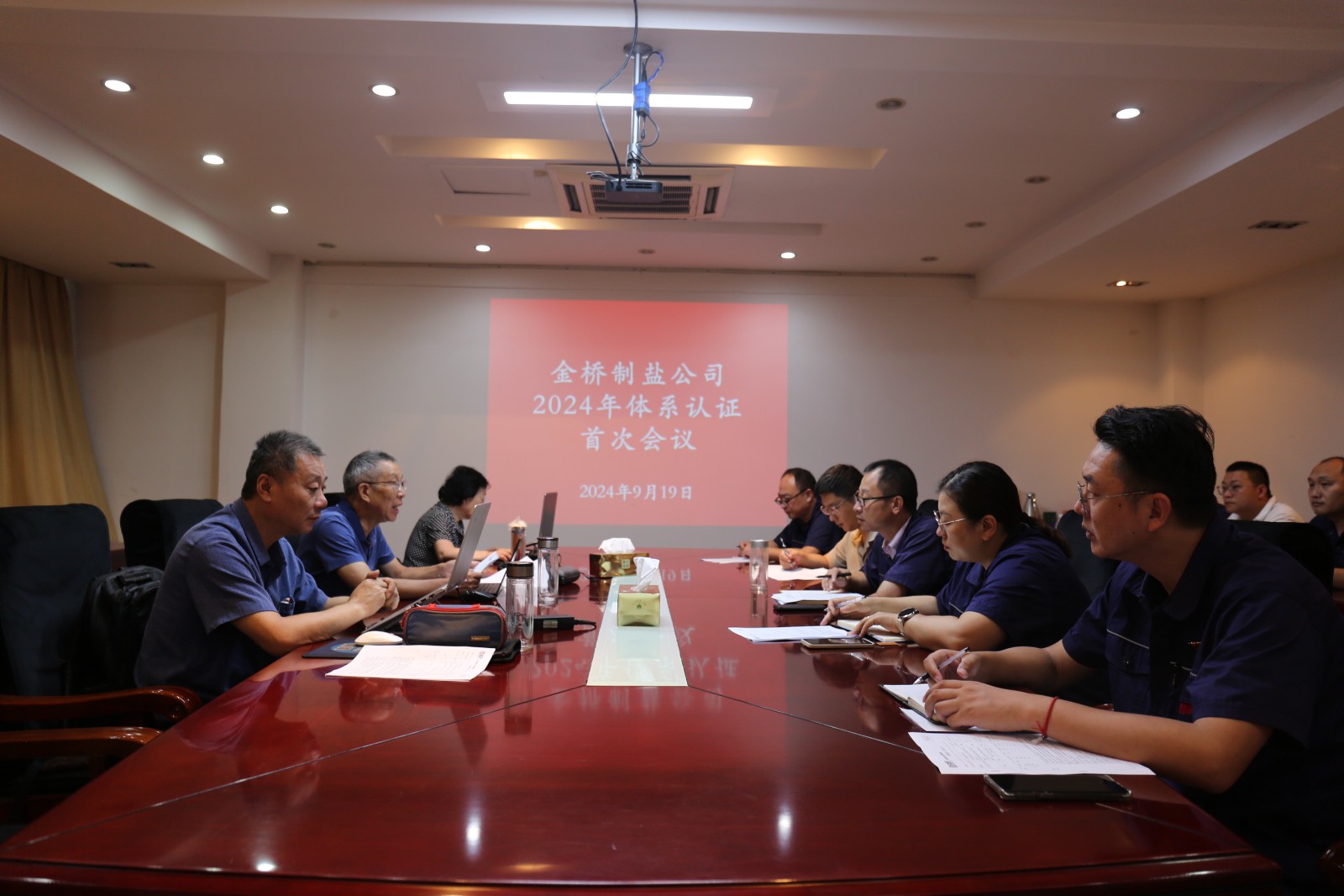 近日，金橋制鹽公司通過北京世標(biāo)認(rèn)證中心審核，給予食品安全管理體系、環(huán)境管理體系和職業(yè)健康安全管理體系認(rèn)證“保持認(rèn)證資格”的監(jiān)督審核結(jié)論，給予質(zhì)量管理體系認(rèn)證“再次注冊(cè)”的再認(rèn)證審核結(jié)論。通過審核，是對(duì)公司精細(xì)化管理成果的檢驗(yàn)，促進(jìn)公司內(nèi)控管理水平持續(xù)提升。（李曉月）