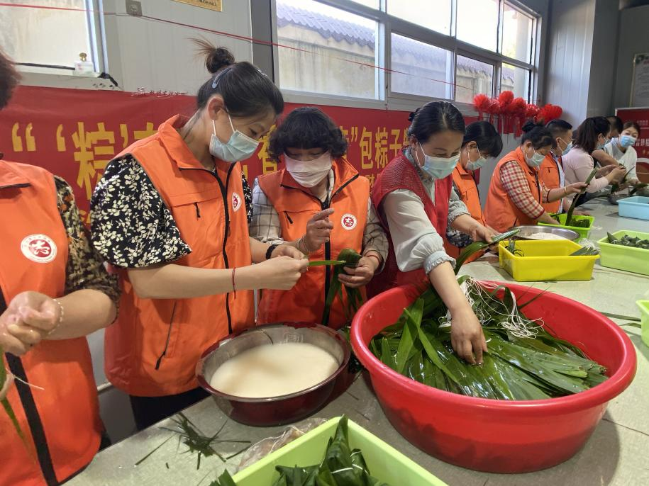青口供電所黨支部聯(lián)合生產(chǎn)生活服務(wù)中心分會(huì)、黃沙坨社區(qū)，共同舉辦“悠悠艾草香 濃濃端午情”系列活動(dòng)。.png